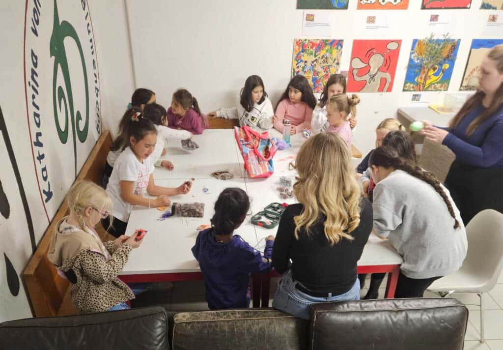 Kinder beim Basteln in einem kreativen Workshop bei Blumenberg Weckdesign.